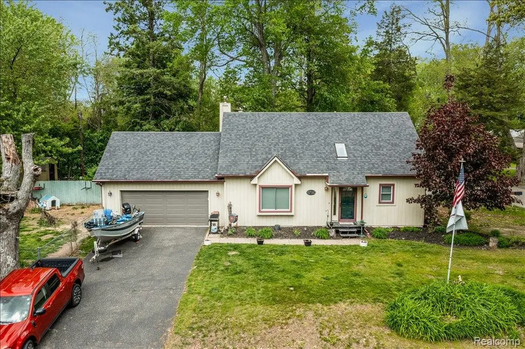8790 Oakside Avenue Commerce Charter Township MI 48382