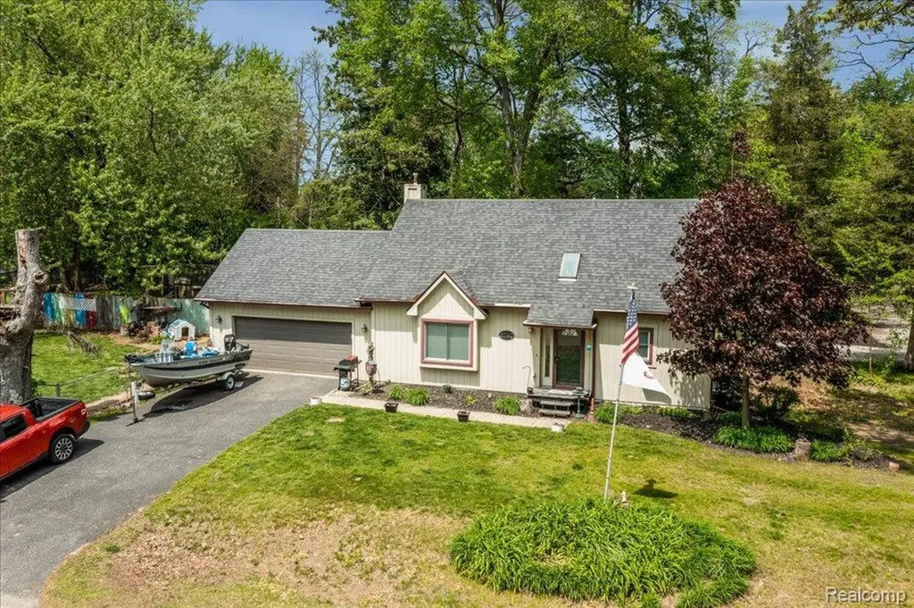 8790 Oakside Avenue Commerce Charter Township MI 48382