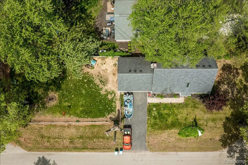 8790 Oakside Avenue Commerce Charter Township MI 48382