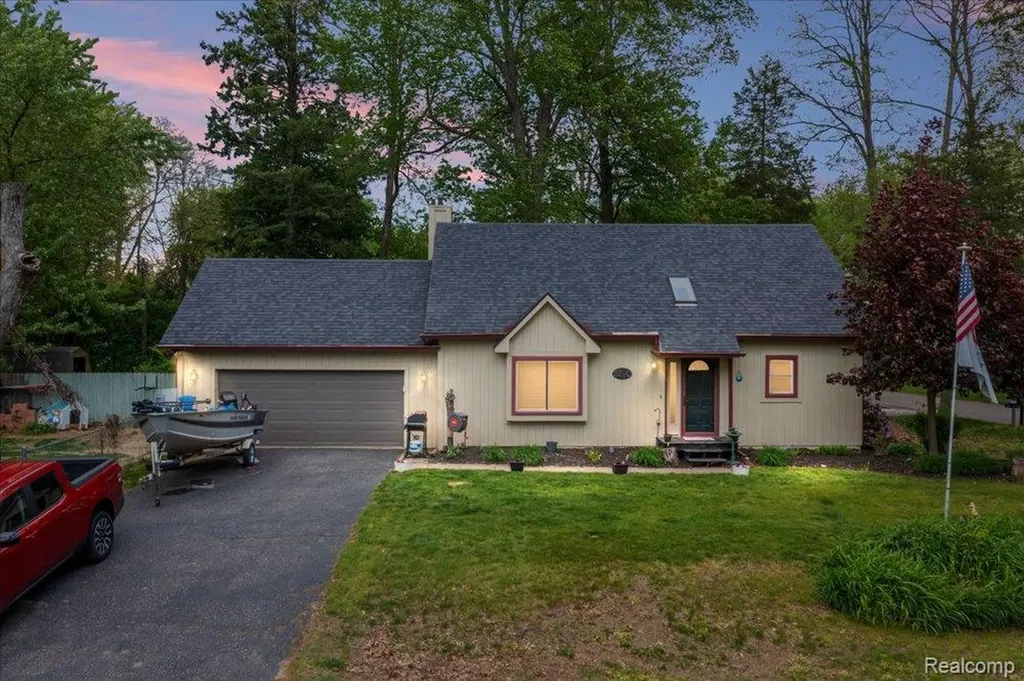 8790 Oakside Avenue Commerce Charter Township MI 48382