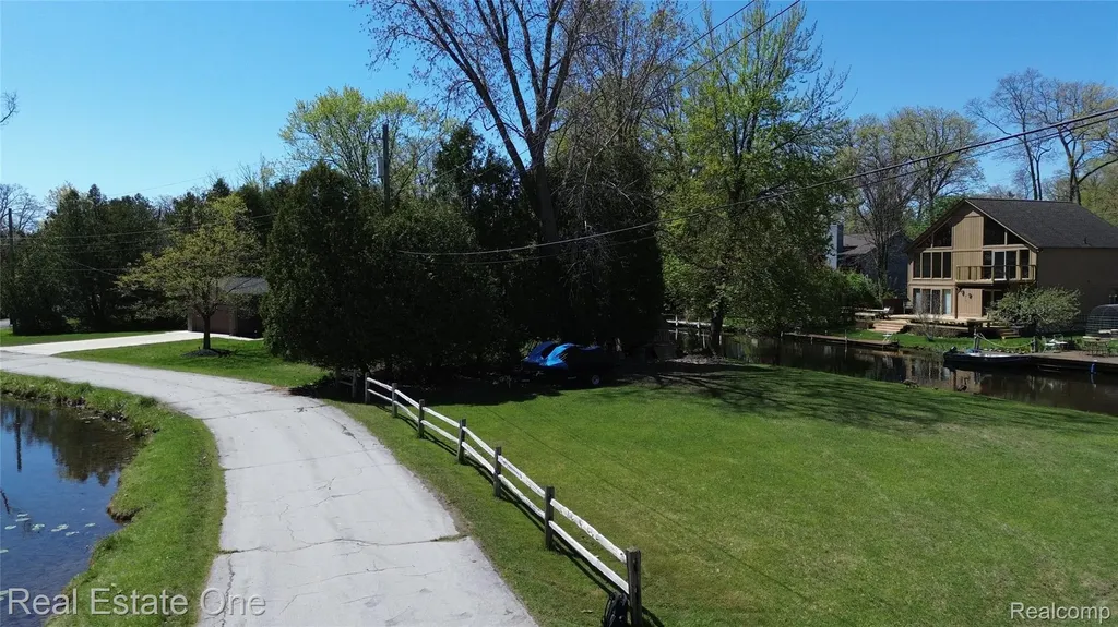 000 Clinton Dr Drive West Bloomfield Charter Township MI 48324