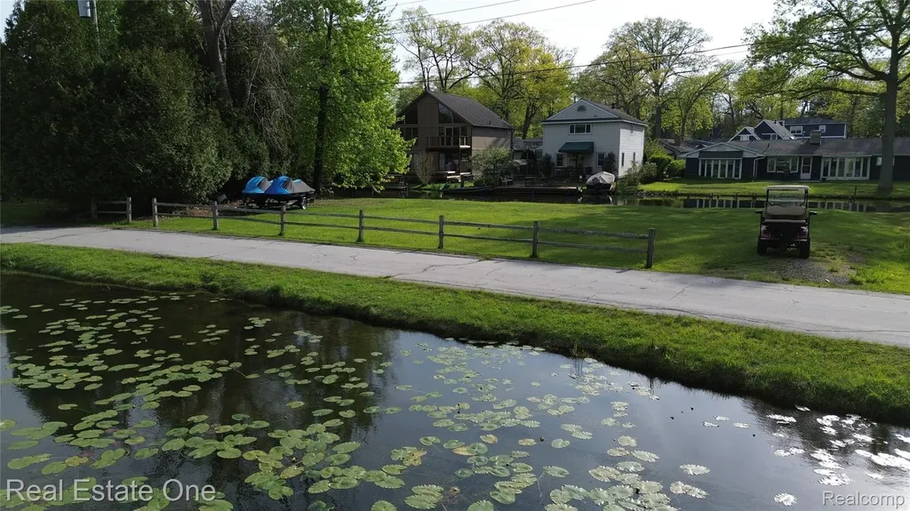000 Clinton Dr Drive West Bloomfield Charter Township MI 48324