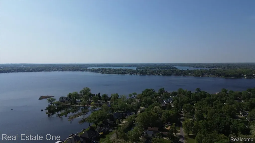 000 Clinton Dr Drive West Bloomfield Charter Township MI 48324