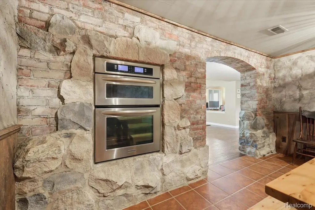 9095 S Saginaw Road Grand Blanc Charter Township MI 48439