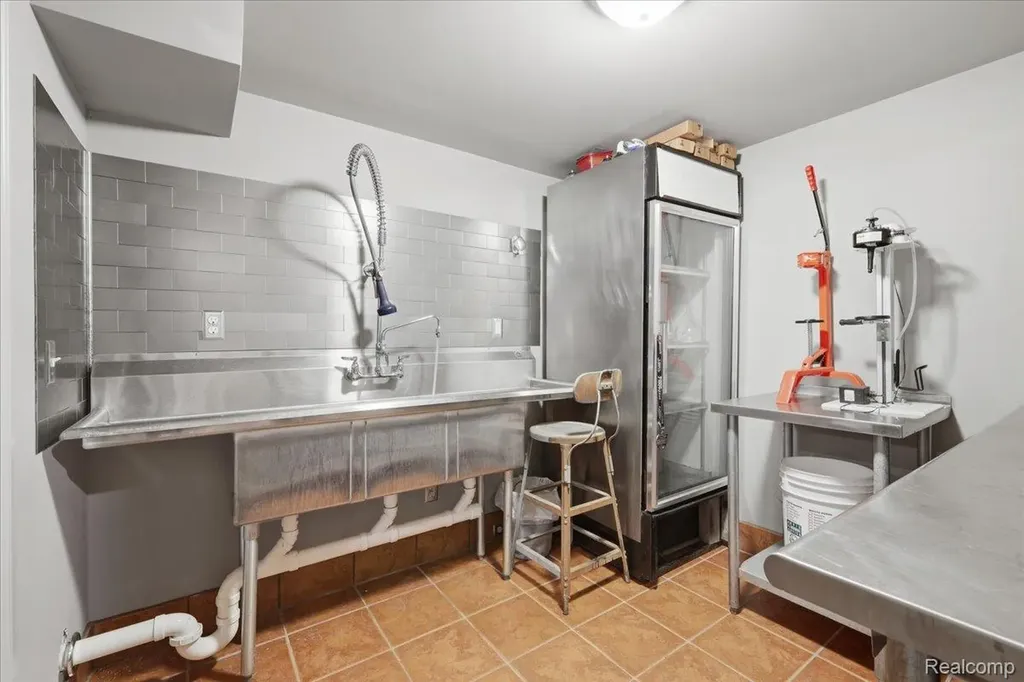 9095 S Saginaw Road Grand Blanc Charter Township MI 48439