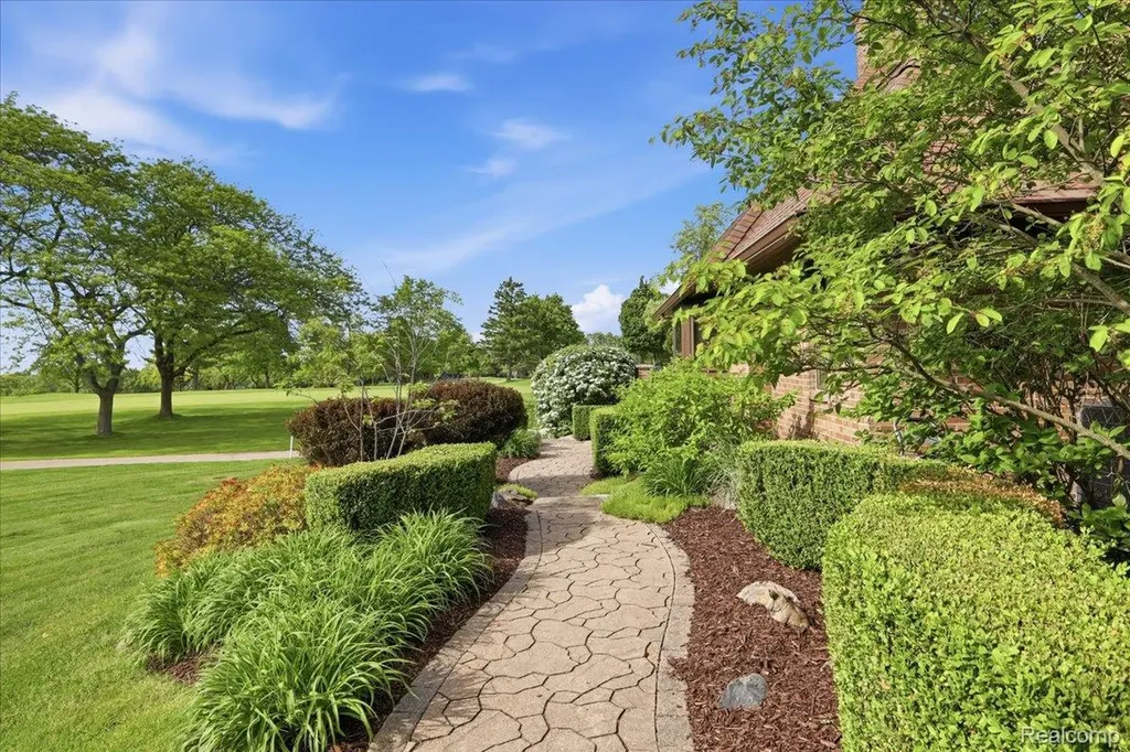 9095 S Saginaw Road Grand Blanc Charter Township MI 48439