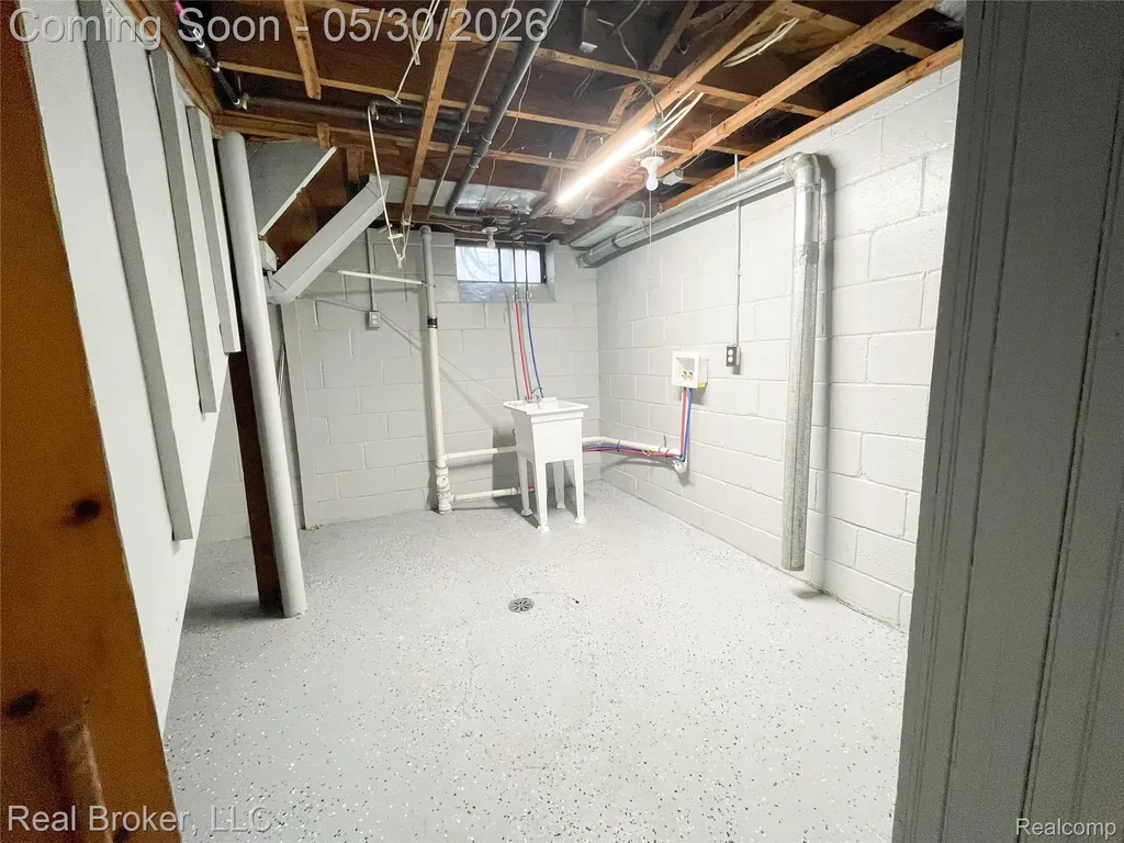 603 Vernier Road Grosse Pointe Woods City MI 48236