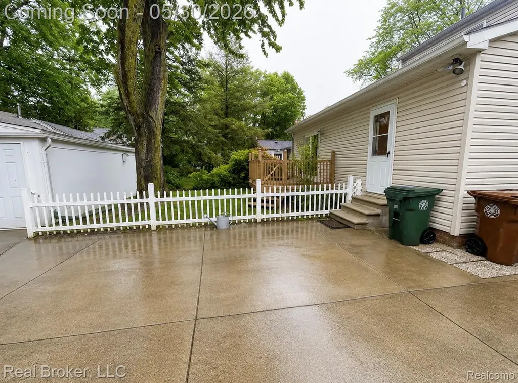 603 Vernier Road Grosse Pointe Woods City MI 48236