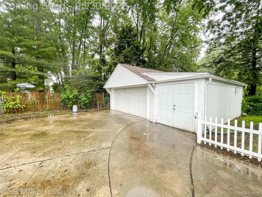 603 Vernier Road Grosse Pointe Woods City MI 48236