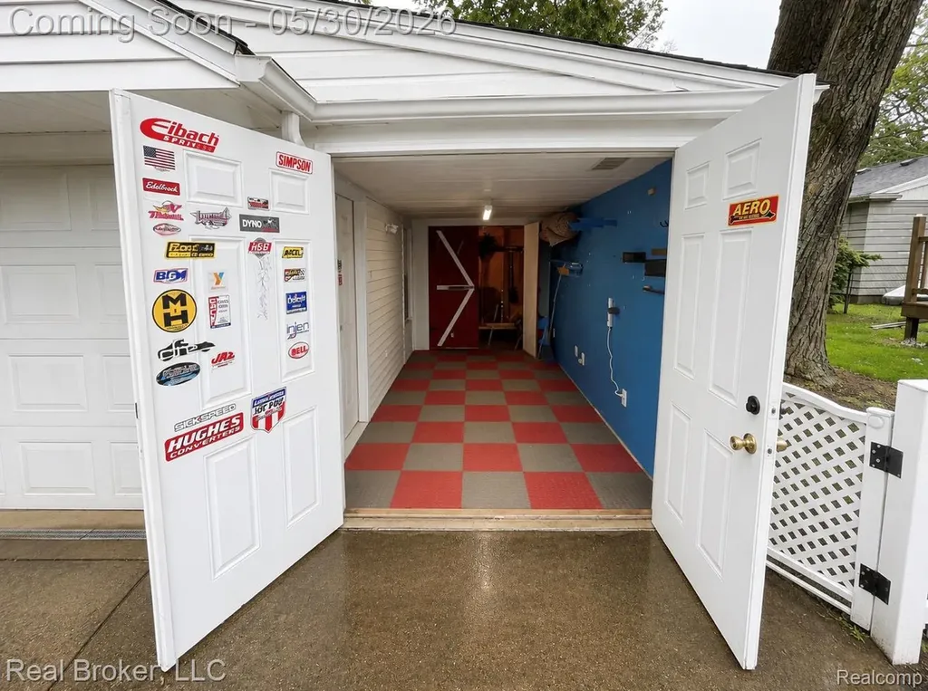 603 Vernier Road Grosse Pointe Woods City MI 48236