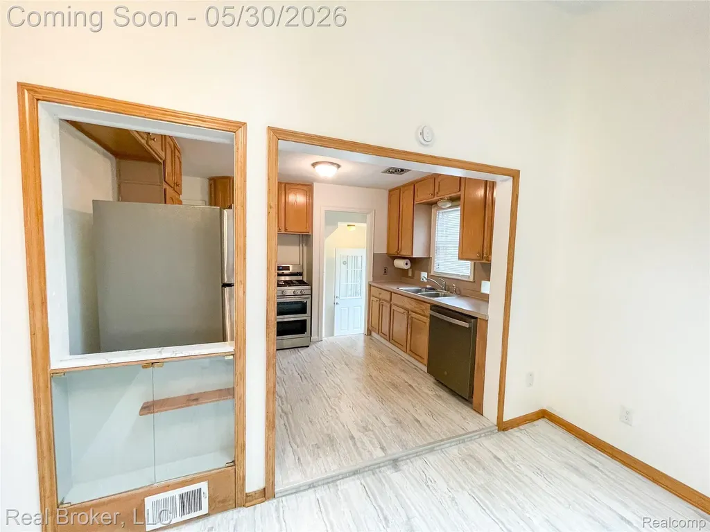 603 Vernier Road Grosse Pointe Woods City MI 48236