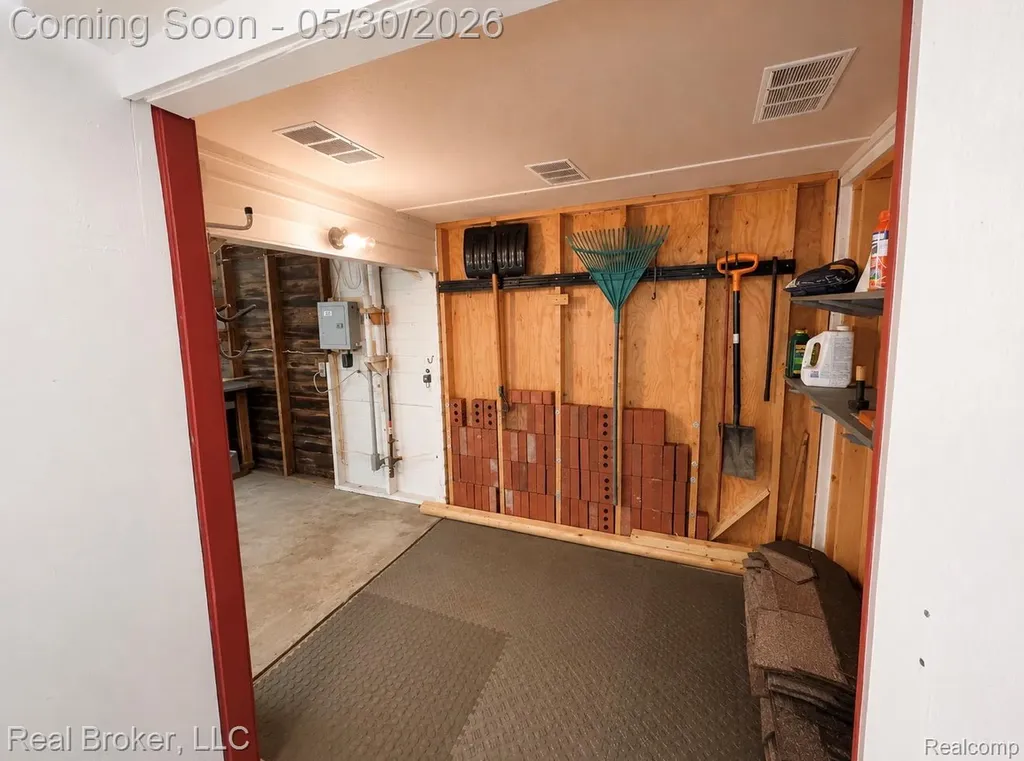 603 Vernier Road Grosse Pointe Woods City MI 48236
