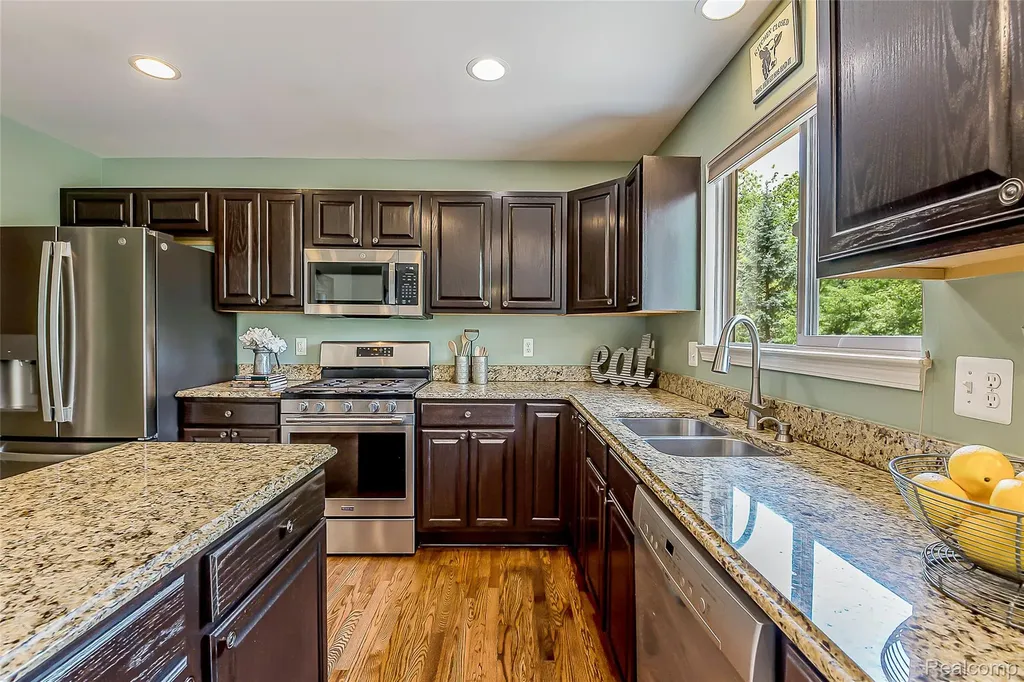 58721 Carriage Lane Lyon Charter Township MI 48178