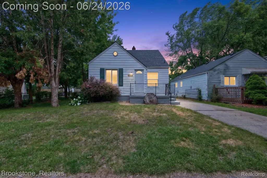 7203 Orchard Avenue Warren City MI 48091