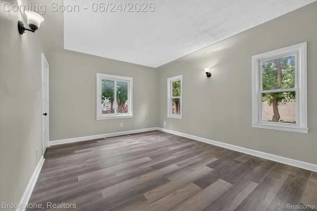7203 Orchard Avenue Warren City MI 48091