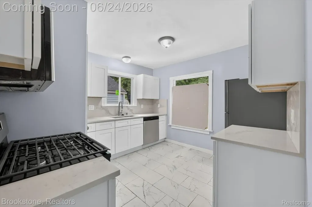 7203 Orchard Avenue Warren City MI 48091