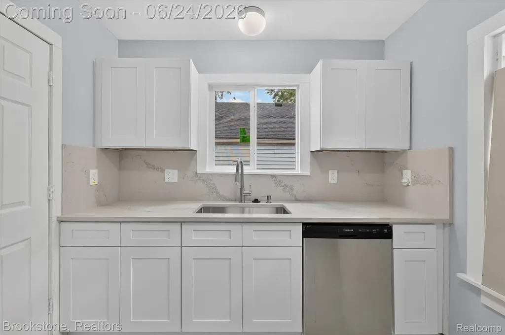 7203 Orchard Avenue Warren City MI 48091