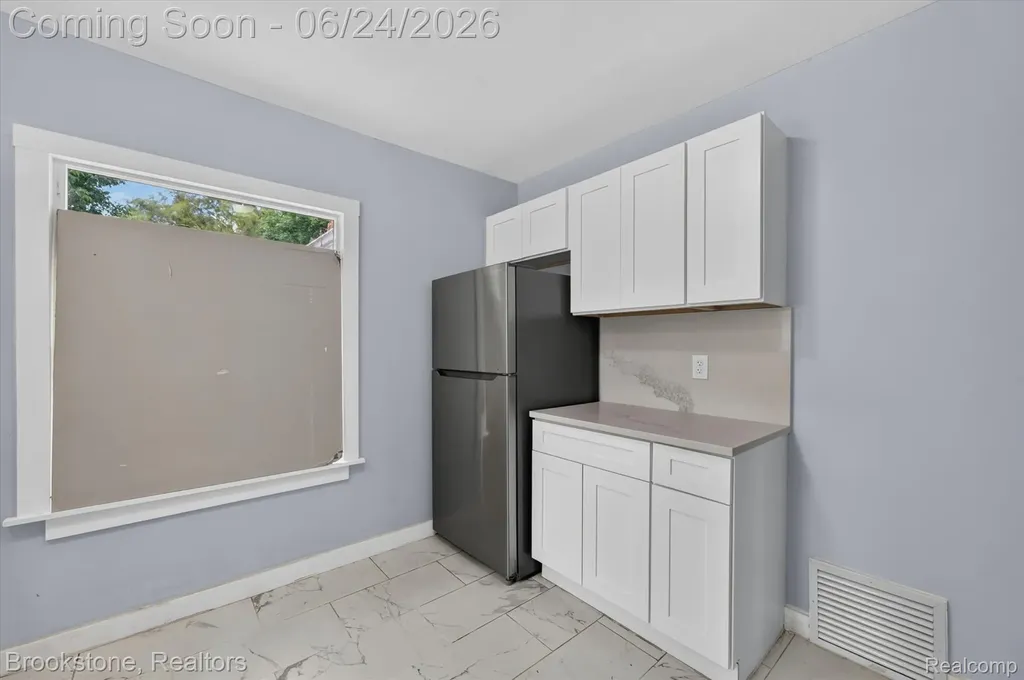 7203 Orchard Avenue Warren City MI 48091