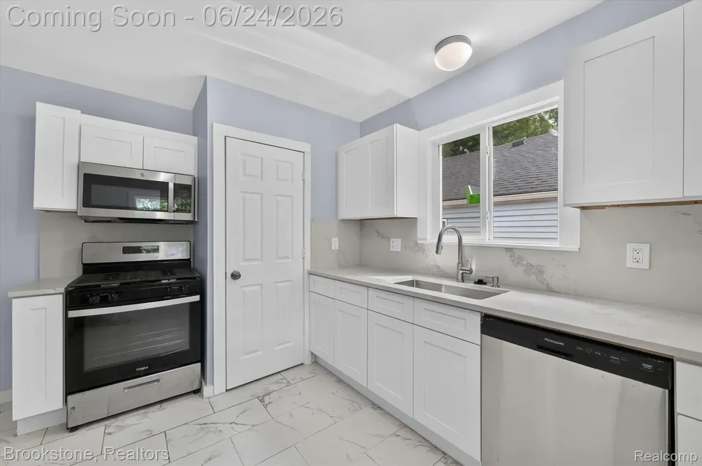 7203 Orchard Avenue Warren City MI 48091