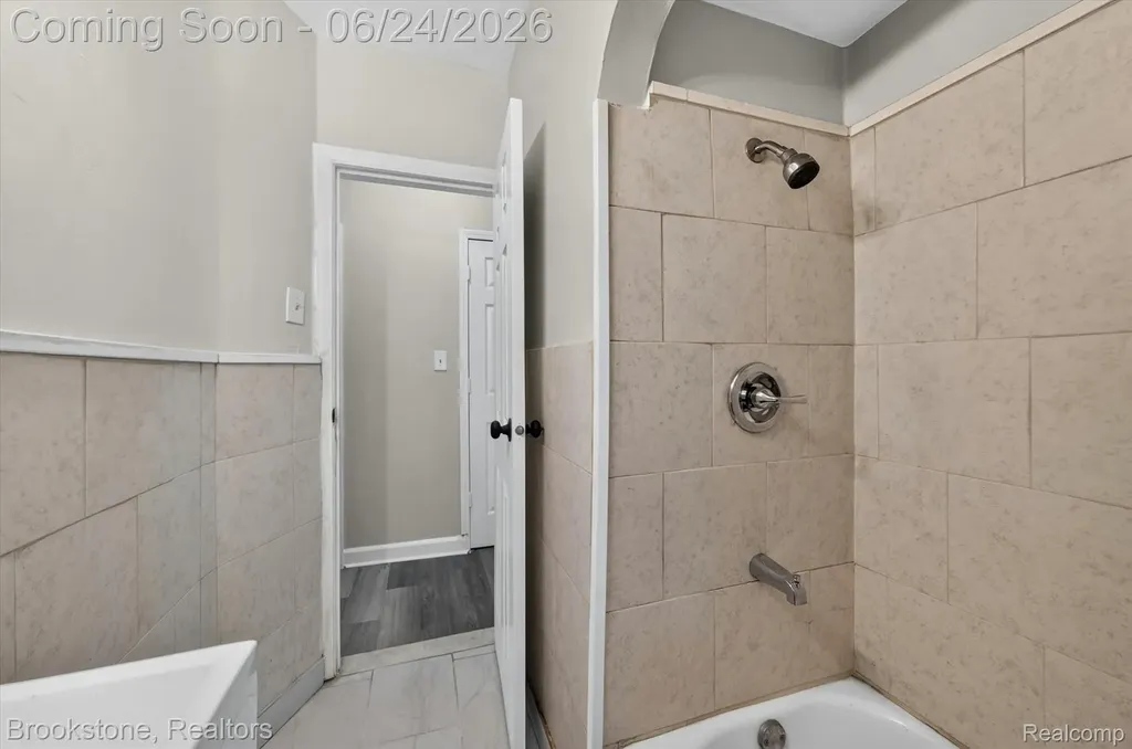 7203 Orchard Avenue Warren City MI 48091