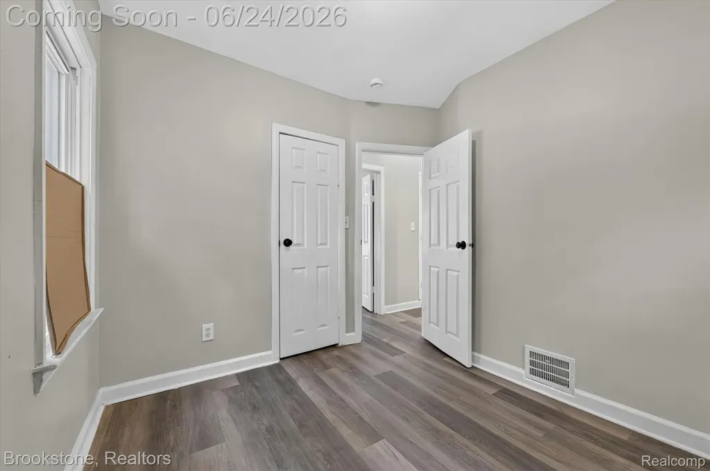 7203 Orchard Avenue Warren City MI 48091