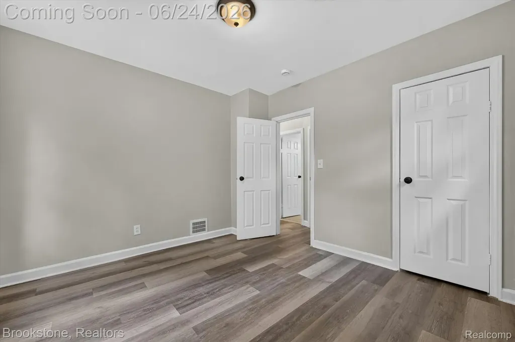 7203 Orchard Avenue Warren City MI 48091