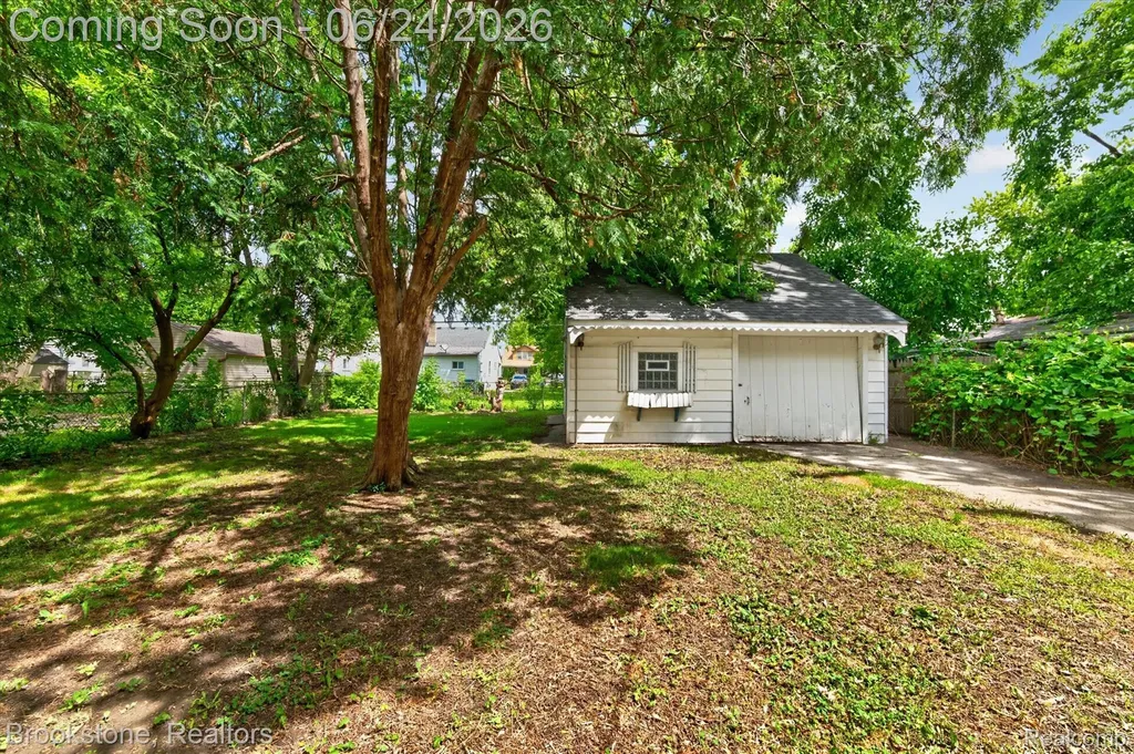 7203 Orchard Avenue Warren City MI 48091