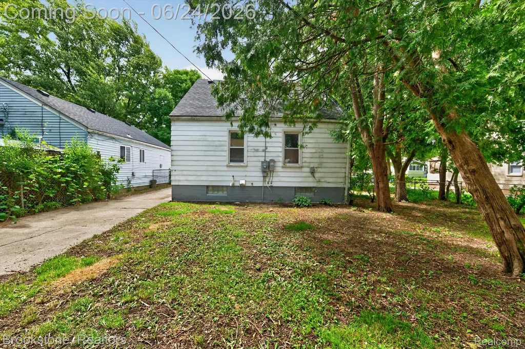 7203 Orchard Avenue Warren City MI 48091