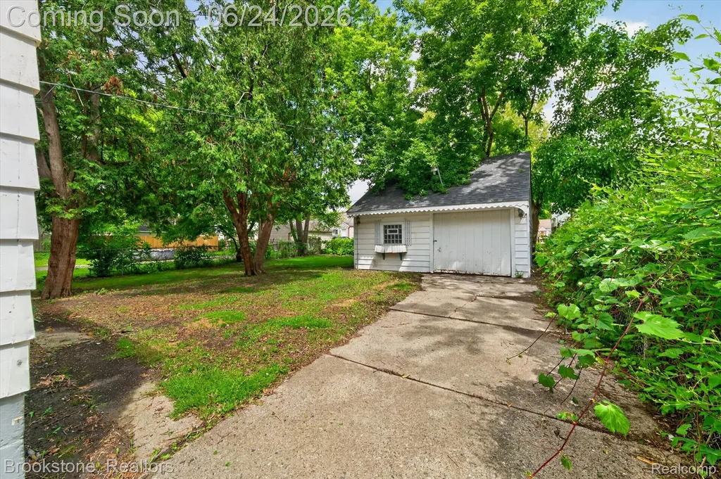 7203 Orchard Avenue Warren City MI 48091