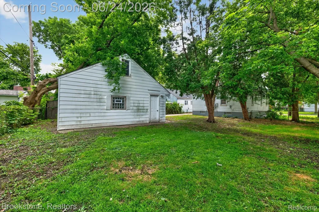 7203 Orchard Avenue Warren City MI 48091