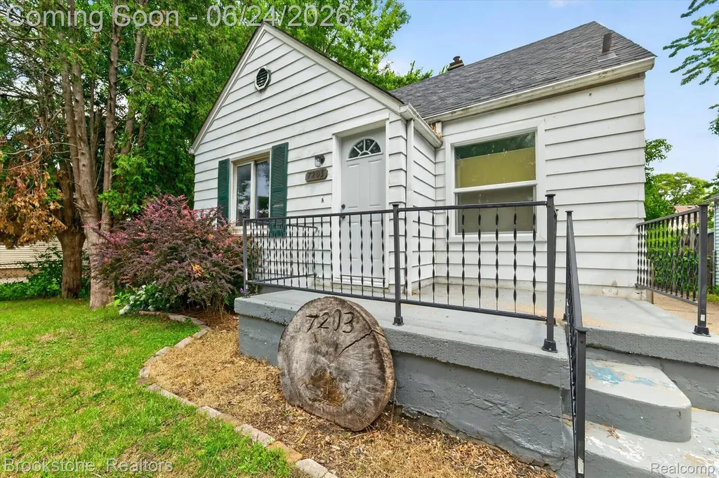 7203 Orchard Avenue Warren City MI 48091