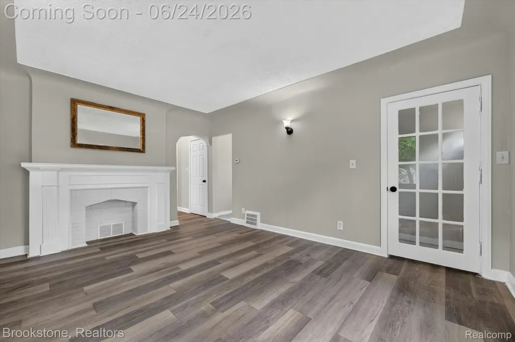 7203 Orchard Avenue Warren City MI 48091