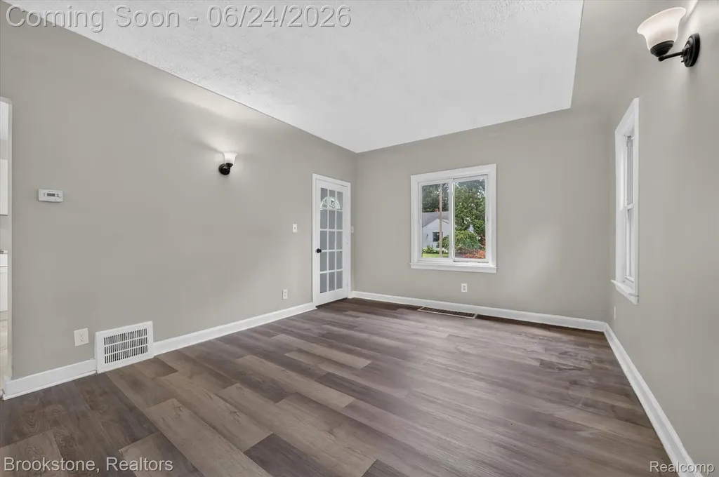 7203 Orchard Avenue Warren City MI 48091