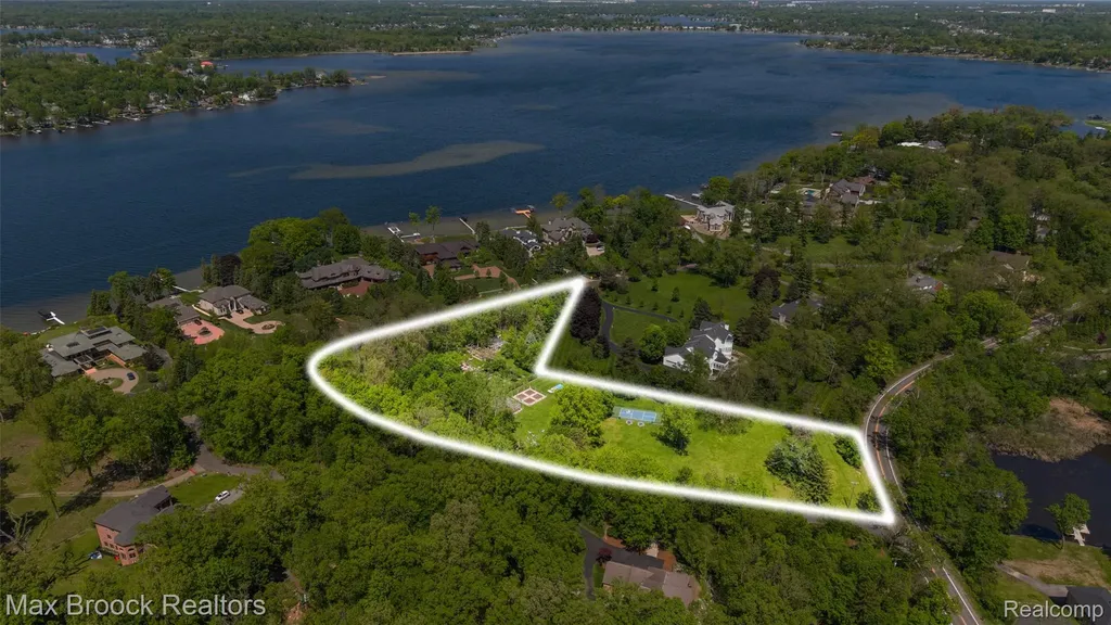 4785 Dow Ridge Road Orchard Lake Village City MI 48324
