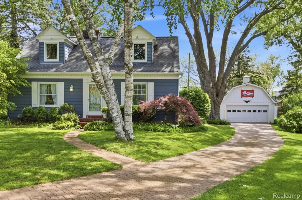 85 Hill Circle Drive Waterford Charter Township MI 48328