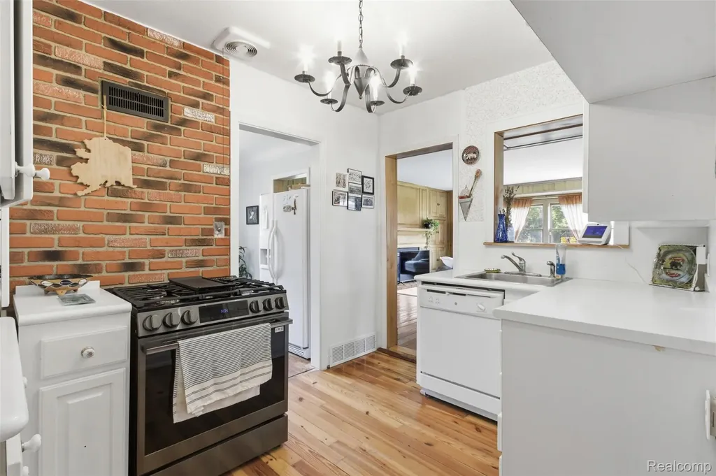 85 Hill Circle Drive Waterford Charter Township MI 48328