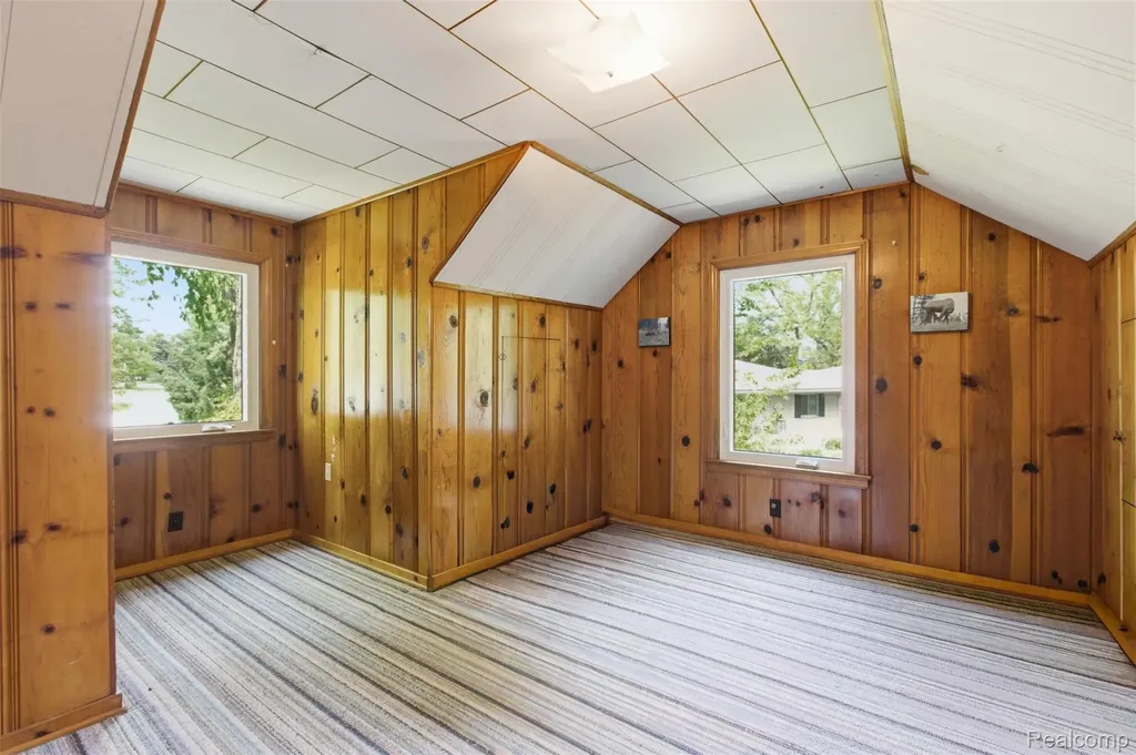 85 Hill Circle Drive Waterford Charter Township MI 48328