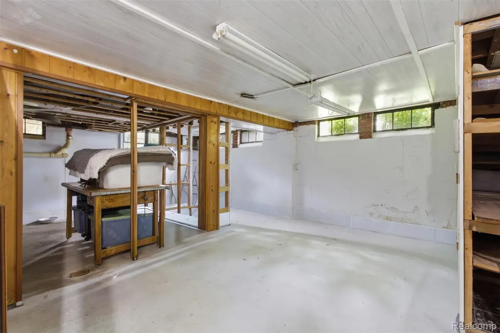85 Hill Circle Drive Waterford Charter Township MI 48328