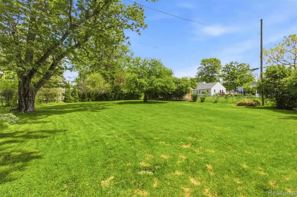 85 Hill Circle Drive Waterford Charter Township MI 48328