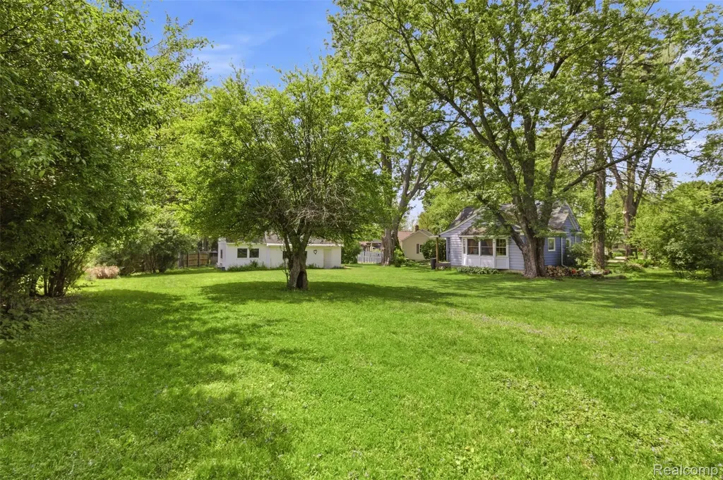 85 Hill Circle Drive Waterford Charter Township MI 48328
