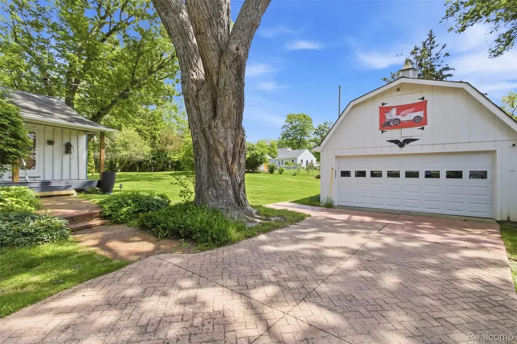 85 Hill Circle Drive Waterford Charter Township MI 48328