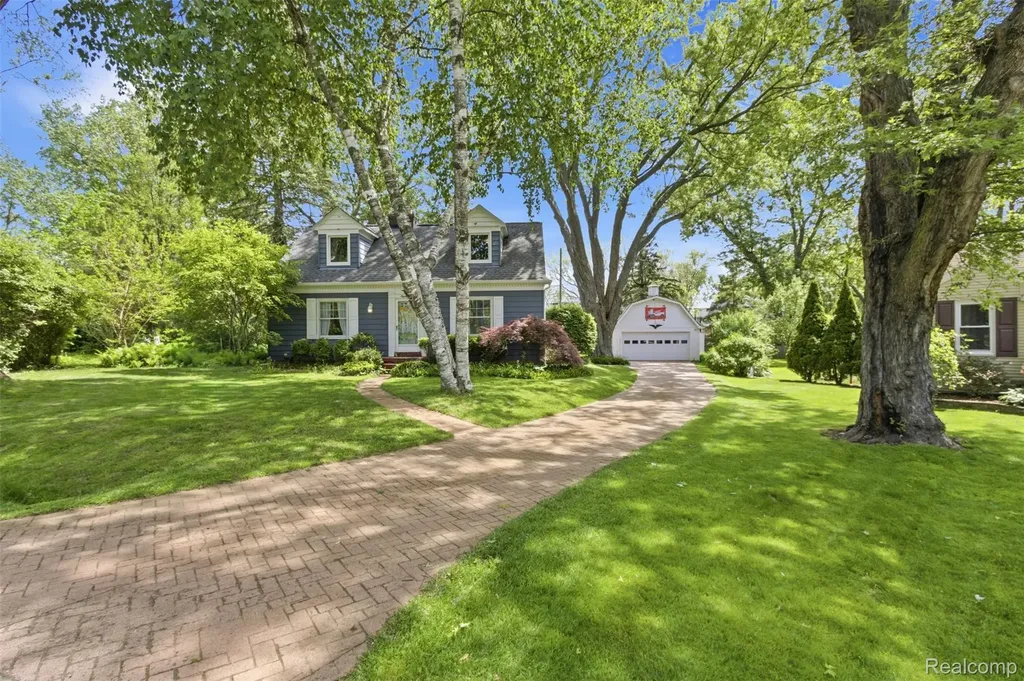 85 Hill Circle Drive Waterford Charter Township MI 48328