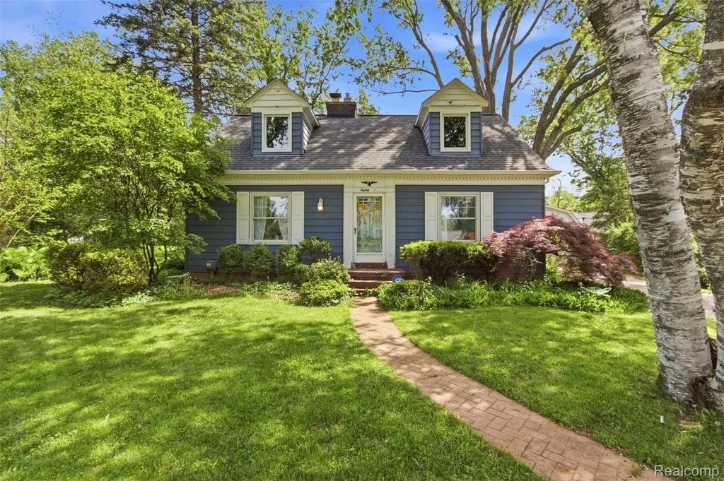 85 Hill Circle Drive Waterford Charter Township MI 48328