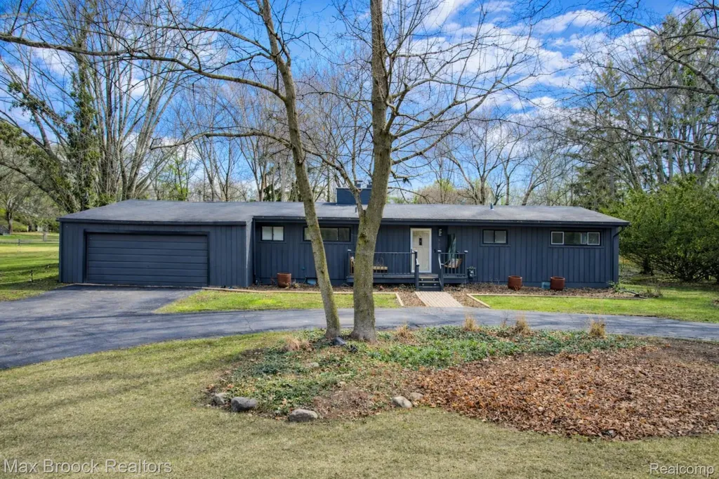 32700 Evergreen Road Beverly Hills Village MI 48025
