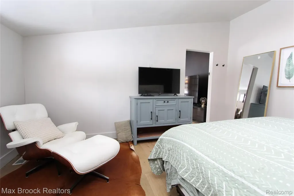 32700 Evergreen Road Beverly Hills Village MI 48025