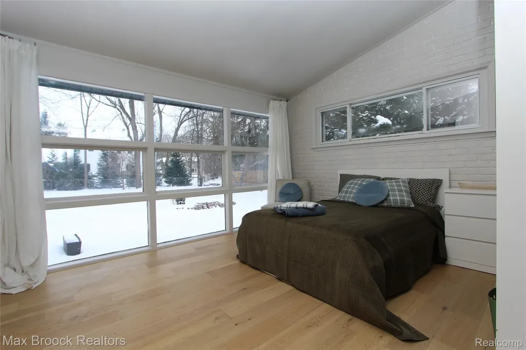 32700 Evergreen Road Beverly Hills Village MI 48025
