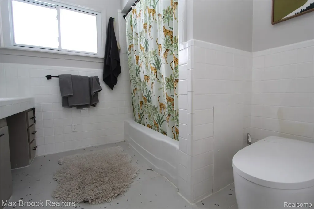 32700 Evergreen Road Beverly Hills Village MI 48025
