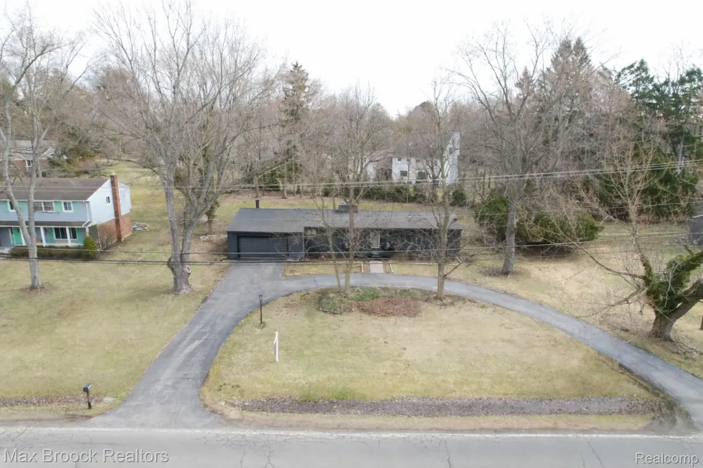 32700 Evergreen Road Beverly Hills Village MI 48025