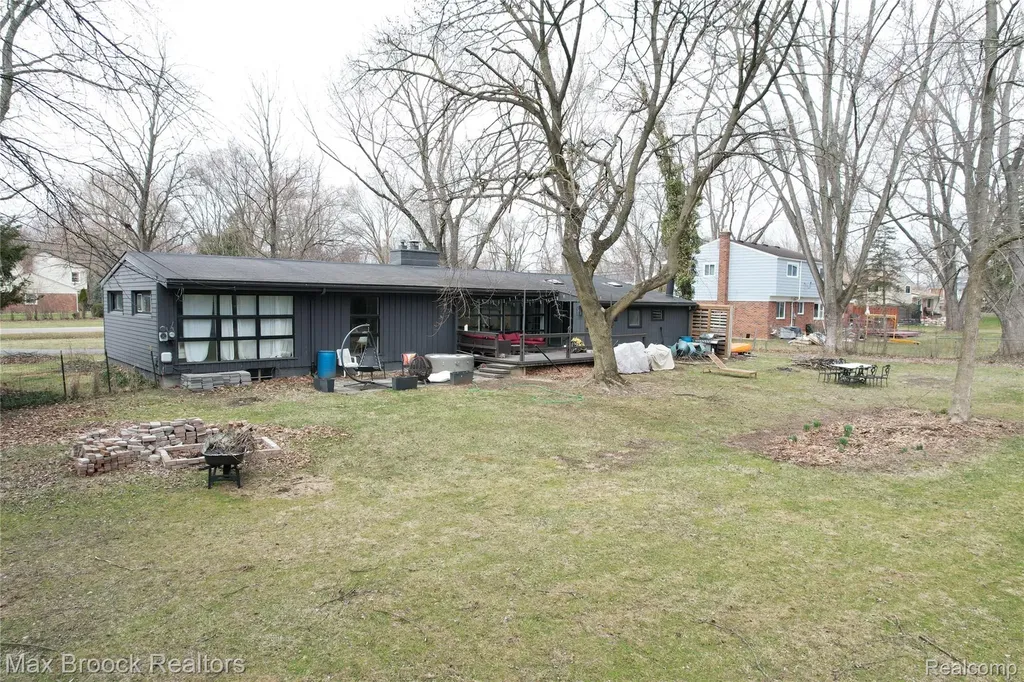 32700 Evergreen Road Beverly Hills Village MI 48025