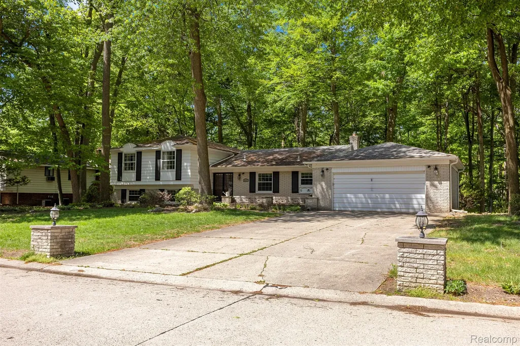 21257 Woodfarm Drive Farmington Hills City MI 48167